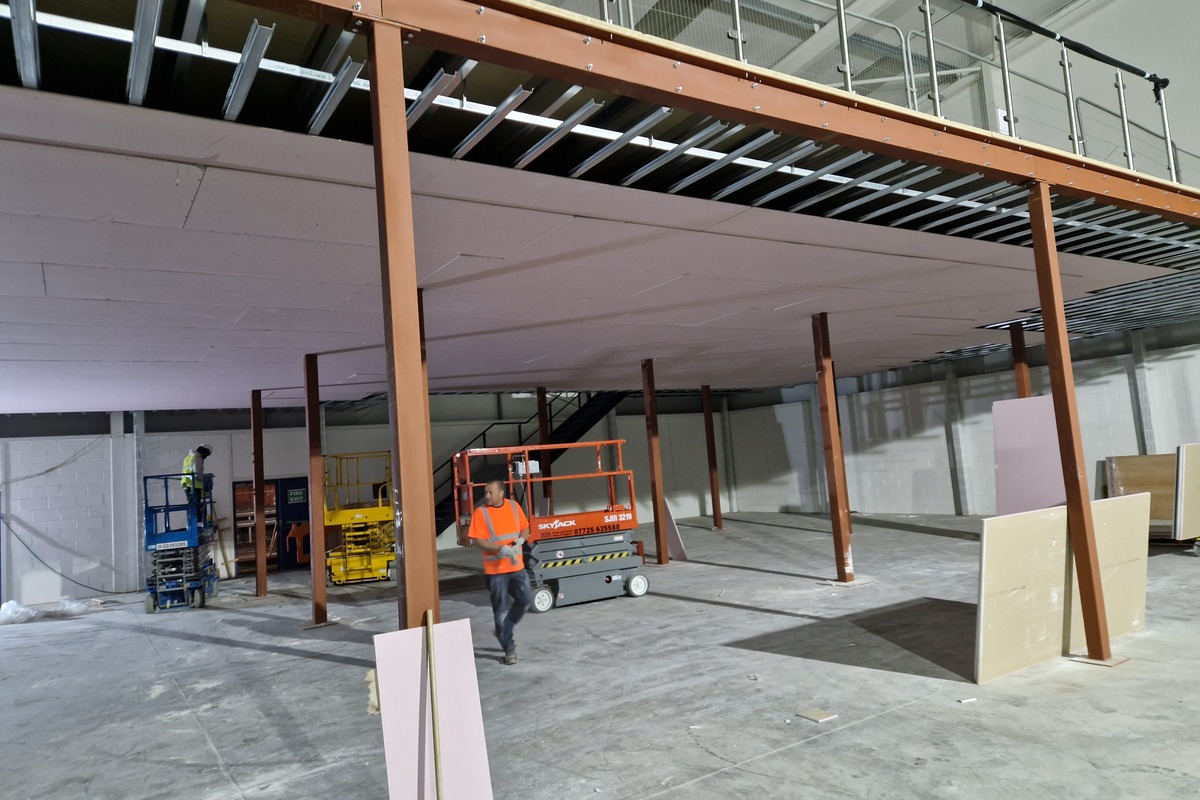 Suspended ceiling grid installation with coordinated services