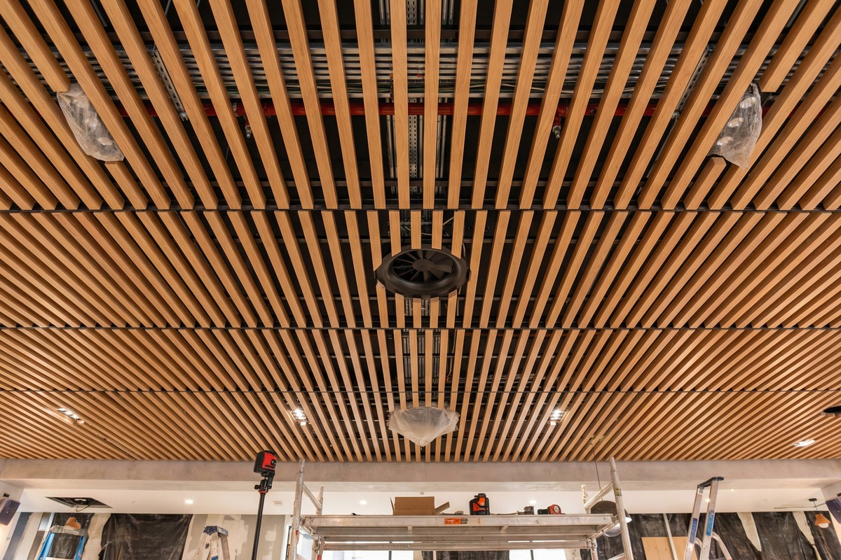 Suspended ceiling installation with coordinated services and clean alignment